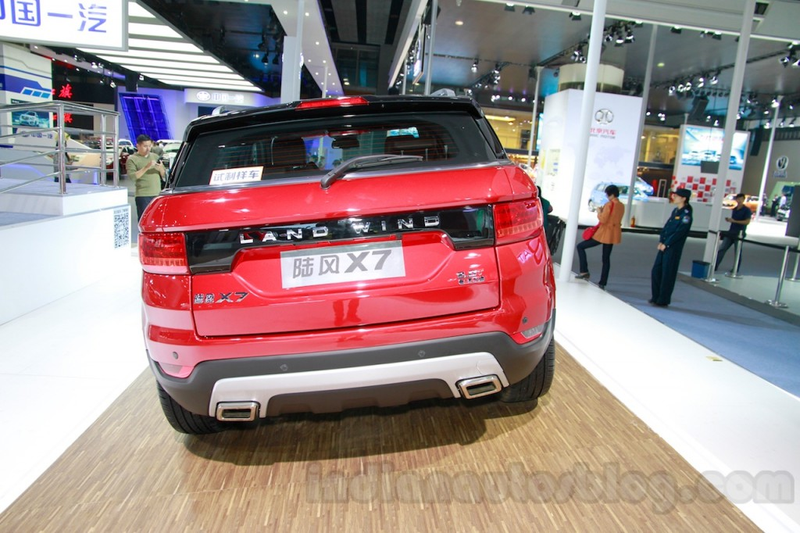 Illustration for article titled Chinese Debut Cheap Range Rover Copy At Display Next To The Real Thing